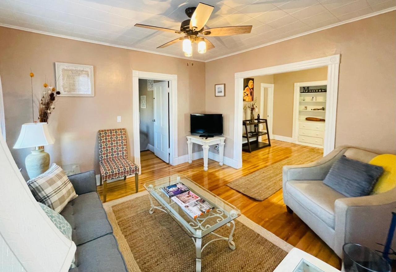 ניו לונדון Delightful 2Br Apartment With Balcony - 15 Min From Mohegan Sun- Foxwoods Casinos & Mystic מראה חיצוני תמונה