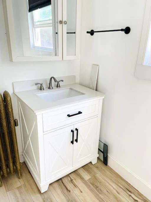 ניו לונדון Delightful 2Br Apartment With Balcony - 15 Min From Mohegan Sun- Foxwoods Casinos & Mystic מראה חיצוני תמונה