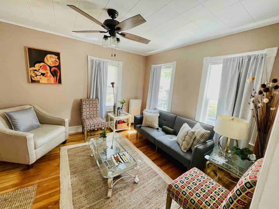 ניו לונדון Delightful 2Br Apartment With Balcony - 15 Min From Mohegan Sun- Foxwoods Casinos & Mystic מראה חיצוני תמונה