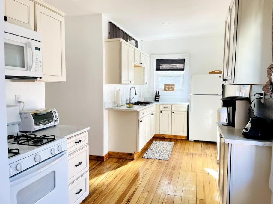 ניו לונדון Delightful 2Br Apartment With Balcony - 15 Min From Mohegan Sun- Foxwoods Casinos & Mystic מראה חיצוני תמונה