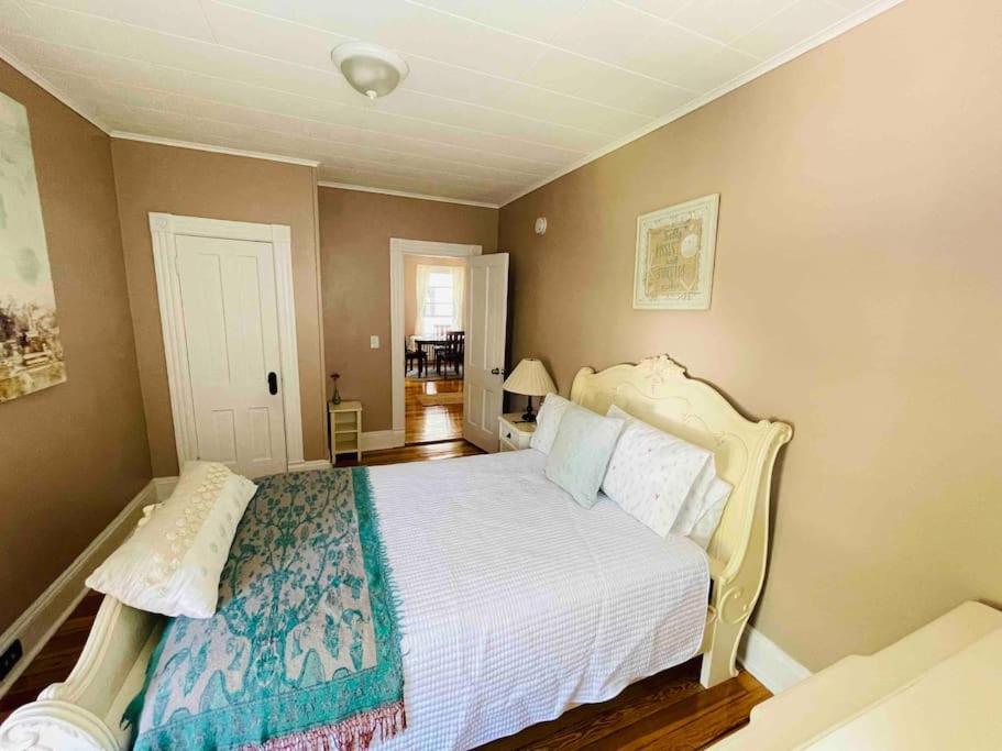ניו לונדון Delightful 2Br Apartment With Balcony - 15 Min From Mohegan Sun- Foxwoods Casinos & Mystic מראה חיצוני תמונה